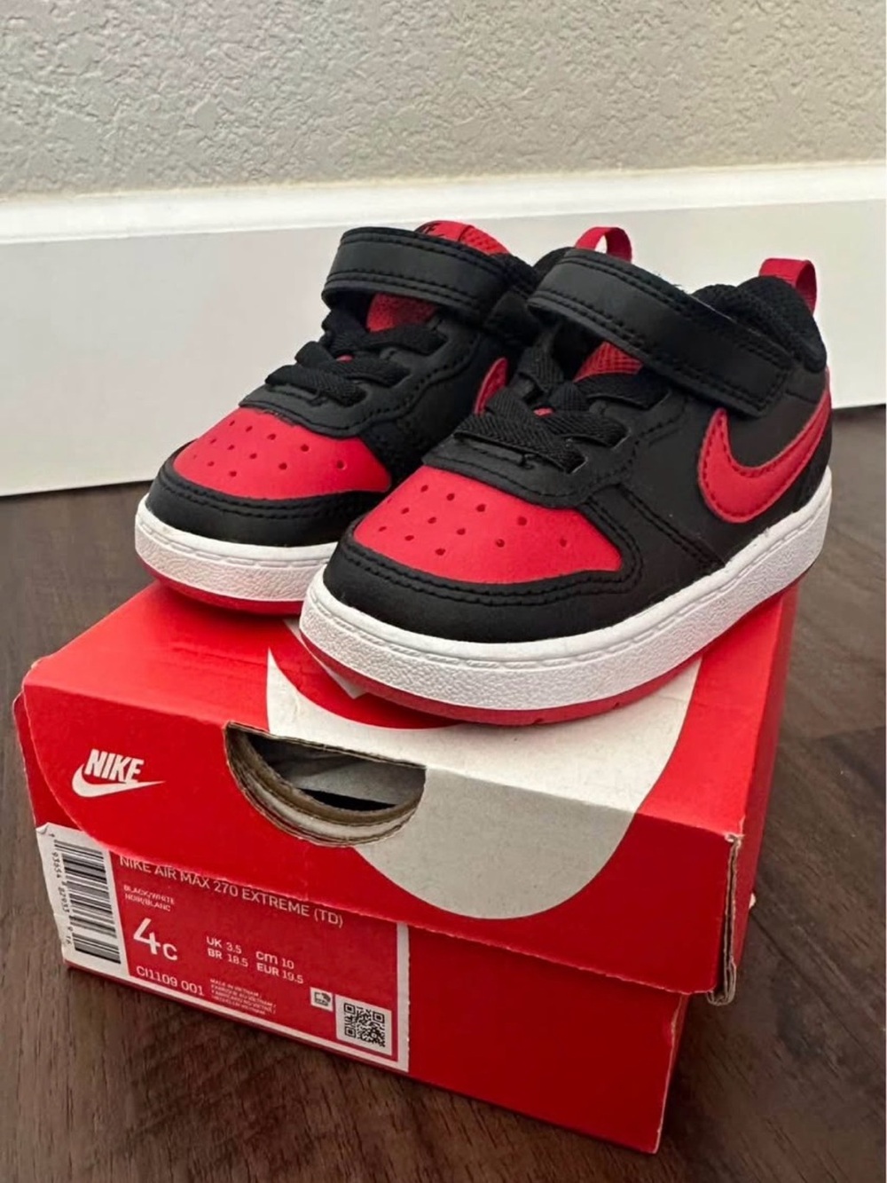 Nike Kids Black and Red Low-Top Sneakers with Hook-and-Loop Strap